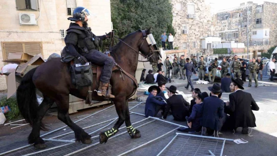 Batı Kudüs'te Haredilerin zorunlu askerlik protestosuna sert müdahale