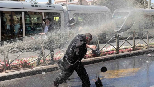 Batı Kudüs'te Haredilerin zorunlu askerlik protestosuna sert müdahale