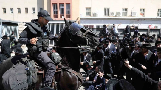 Batı Kudüs'te Haredilerin zorunlu askerlik protestosuna sert müdahale