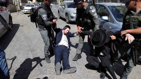 Batı Kudüs'te Haredilerin zorunlu askerlik protestosuna sert müdahale