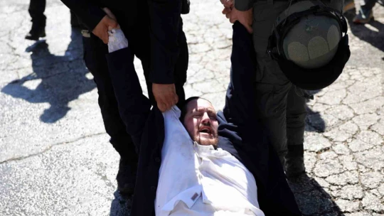 Batı Kudüs'te Haredilerin zorunlu askerlik protestosuna sert müdahale