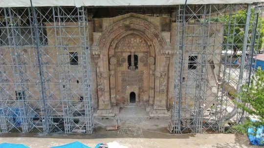 Dünyada eşi benzeri yok, ince işçilikle yenileme çalışmaları sürüyor