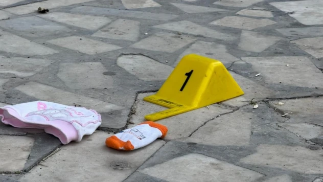 2 aylık bebeğini pencereden attı