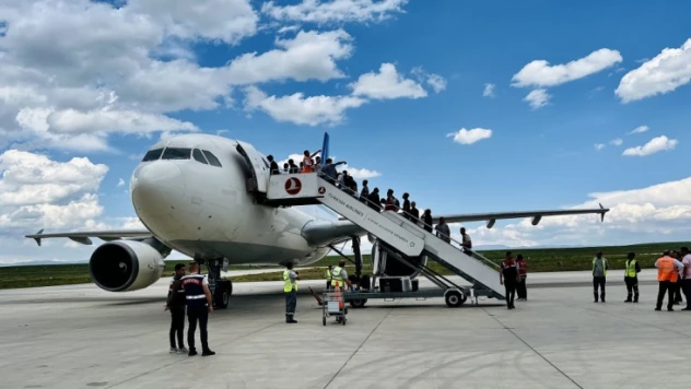 227 Afgan göçmen sınır dışı edilmek üzere İstanbul'a gönderildi