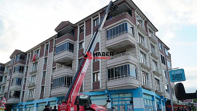 250 kiloluk kişinin cenazesi forkliftle çıkarıldı