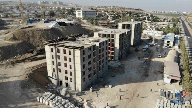 32 bin bağımsız konutun yok olduğu enkaz kent Kırıkhan'da TOKİ konutları yükseliyor