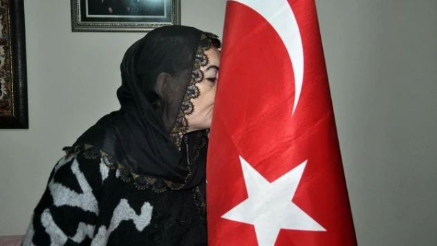 37 yıl boyunca bayrak nöbeti tutan Türkiye'nin ilk kadın güvenlik korucusundan üzücü haber