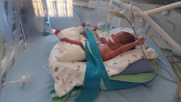 495 gramlık prematüre bebeğe kök hücre nakli yapıldı