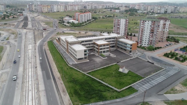 50. Yıl Dedeman Kayseri'nin En Büyük Okuluna Taşındı