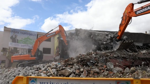 60 yıllık Dedeman Ortaokulu yıkıldı