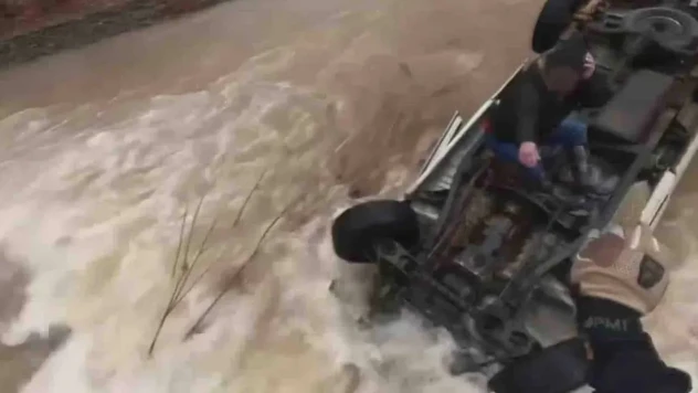 ABD'de derede aracının üzerinde mahsur kalan kadın 14 saat sonra kurtarıldı