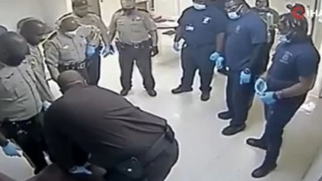 ABD'de siyahi genç gözaltında nefessiz kalarak hayatını kaybetti