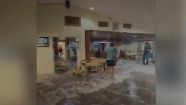 ABD'nin askeri üssünü dev dalgalar vurdu