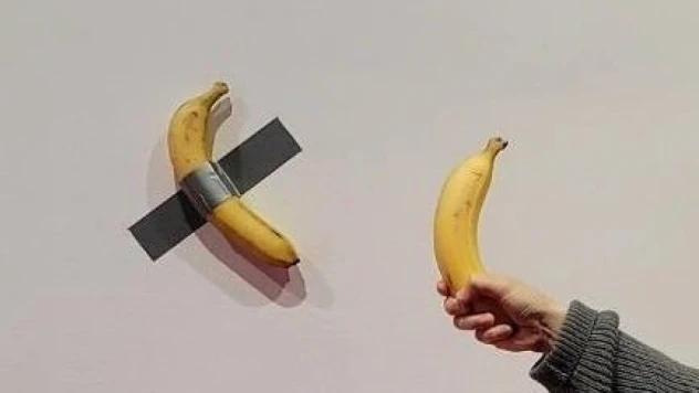 Aç olan öğrenci, müzede sanat eseri olarak sergilenen muzu yedi