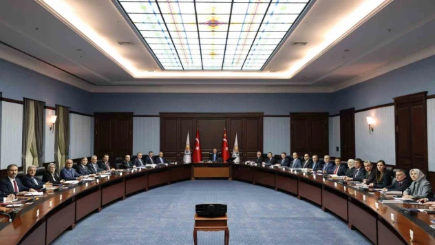 AK Parti MYK'sı Cumhurbaşkanı ve AK Parti Genel Başkanı Recep Tayyip Erdoğan'ın başkanlığında başladı.