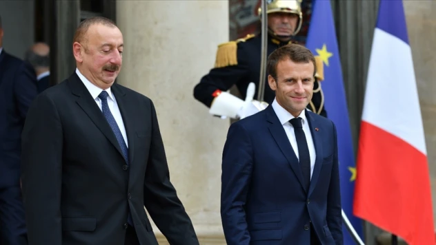 Aliyev, Macron ile Ermenistan sınırındaki çatışmaları görüştü