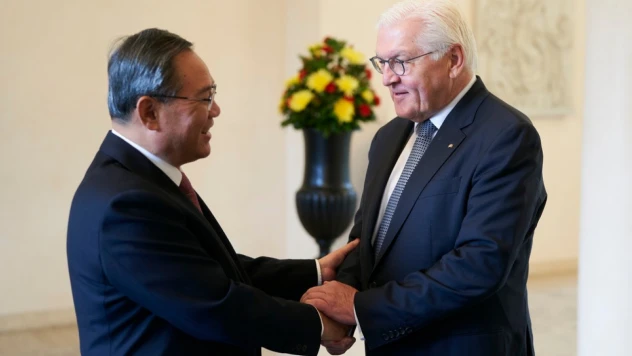 Almanya Cumhurbaşkanı Steinmeier ile Çin Başbakanı Li Berlin'de bir araya geldi