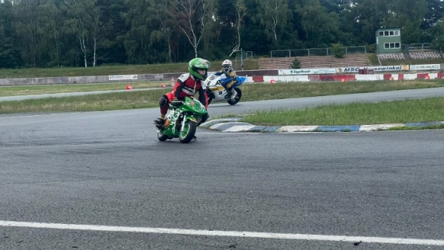 Almanya'da 6 yaşındaki Kenan motor yarışlarına katılıyor