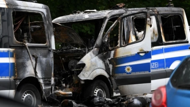 Almanya'da  polis araçları kundaklandı