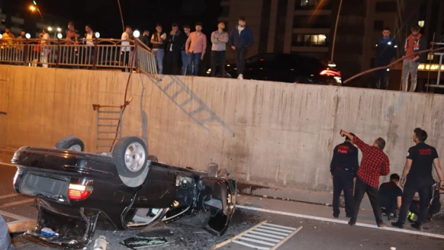 Altgeçide düşen otomobilde can pazarı