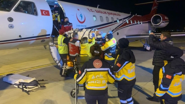 Ambulans uçak yaralı afetzedeler için Türkiye semalarında