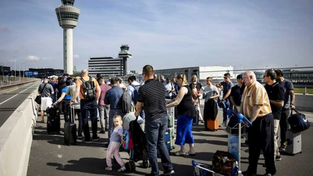 Amsterdam'da havalimanındaki personel eksikliği nedeniyle uçuşlar iptal ediliyor