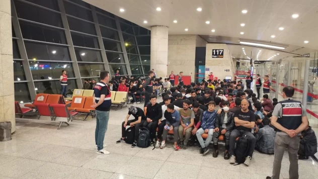 Ankara'dan 136 düzensiz Afgan göçmen ülkelerine yollandı