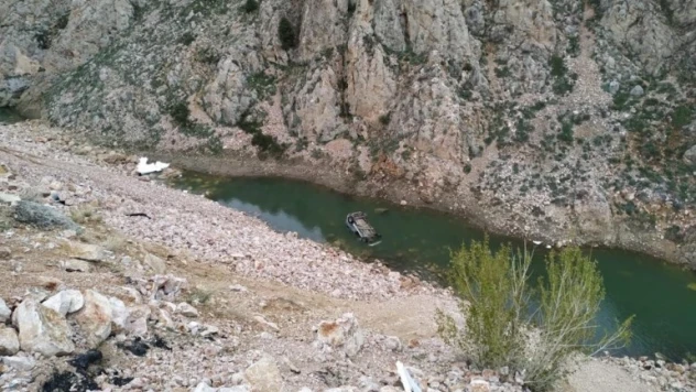 Araç dereye düştü