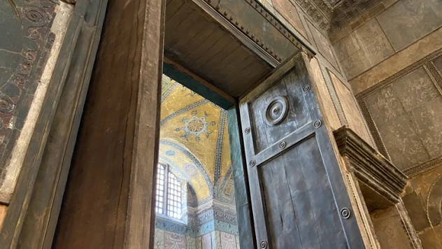 Ayasofya-i Kebir Camii'nin onarılan imparator kapısı koruma altına alındı