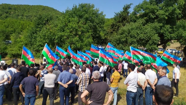 Azerbaycan, şehitlerini son yolculuğuna uğurluyor