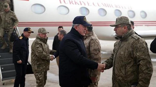Bakan Akar, beraberindeki komutanlarla sınır hattında