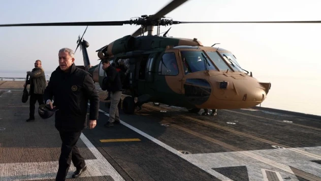 Bakan Akar, dünyanın ilk SİHA gemisini inceledi