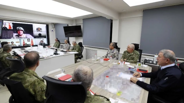 Bakan Akar, Pençe-Kilit Operasyonu'na katılan birliklerin komutanlarıyla toplantı yaptı