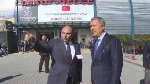 Bakan Akar, Polonya Cumhurbaşkanı Duda ile MSPO'daki Türk firma stantlarını ziyaret etti