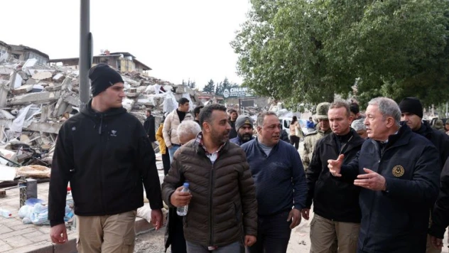 Bakan Akar ve Bakan Koca, Hatay'da kent merkezindeki arama kurtarma çalışmalarını inceledi