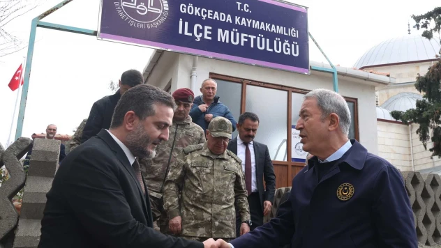 Bakan Akar ve beraberindeki TSK komuta kademesi Gökçeada'da