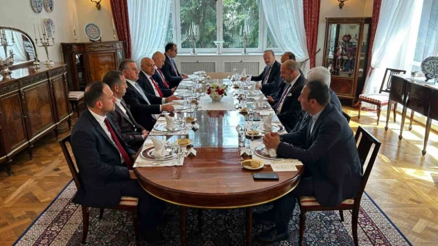 Bakan Bak ve TFF Başkanı Büyükekşi, Varşova Büyükelçiliği'nde ağırlandı