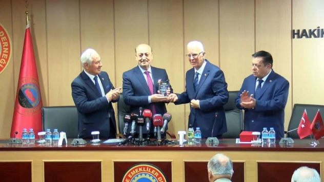 Bakan Bilgin: &quotEn düşük emekli maaşını ve bayram ikramiyelerini yükseltecek çalışmalarımızı önümüzdeki hafta başı Cumhurbaşkanımıza sunacağız