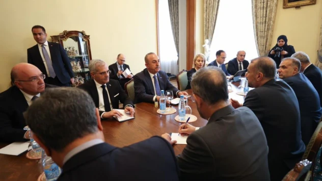 Bakan Çavuşoğlu, İranlı mevkidaşı Abdullahiyan ile görüştü