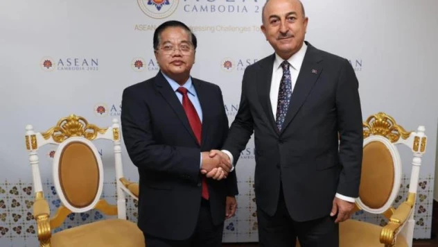 Bakan Çavuşoğlu, Kamboçya Müslümanlardan Sorumlu Kıdemli Bakanı Hassan ile görüştü