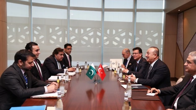 Bakan Çavuşoğlu Pakistanlı mevkidaşı Zerdari ile görüştü