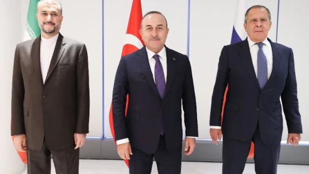 Bakan Çavuşoğlu, Rus mevkidaşı ve İranlı mevkidaşı ile bir araya geldi