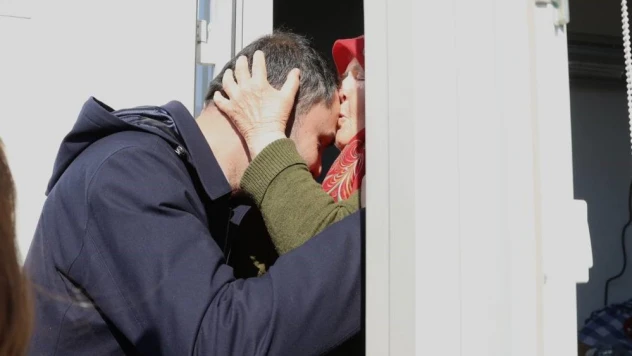 Bakan Kurum, konteyner kentte yaşayan depremzedeleri ziyaret etti