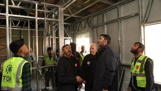 Bakan Murat Kurum, Adıyaman'da barınma alanının kurulacağı bölgede incelemelerde bulundu