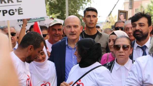 Bakan Soylu, evlat nöbetindeki ailelerle teröre lanet yürüyüşüne katıldı