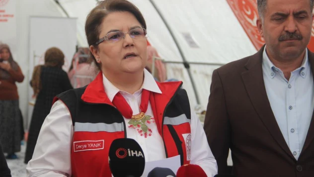 Bakan Yanık depremzede kadınları ziyaret etti