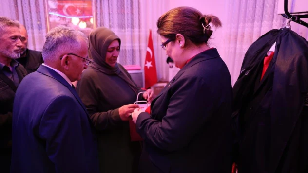 Bakan Yanık Ve Başkan Büyükkılıç'tan şehidin baba ocağına ziyaret