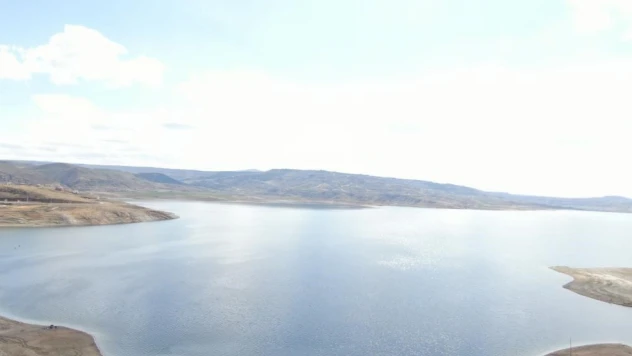 Balıkçılar baraj gölünde erkek cesedi buldu