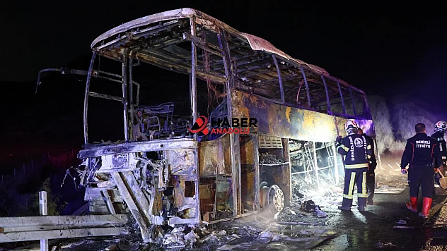 Bariyere çarpan yolcu otobüsü alev aldı