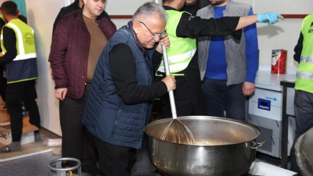 Başkan Büyükkılıç, 16 ilçe belediyesi ile 'tek yürek' Kahramanmaraş'ta yaraları sarıyor